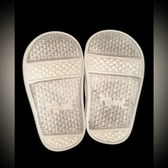 Girls Toms corduroy fleece lined slip on shoes. Size 4. - Picture 4 of 5